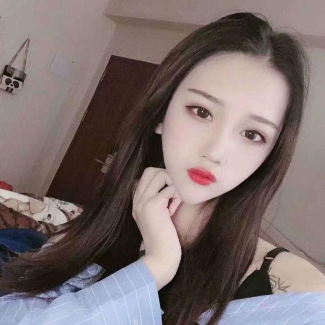采蘑菇的小姑娘的照片