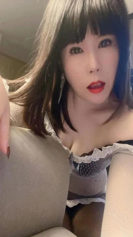 牵强的微笑的照片
