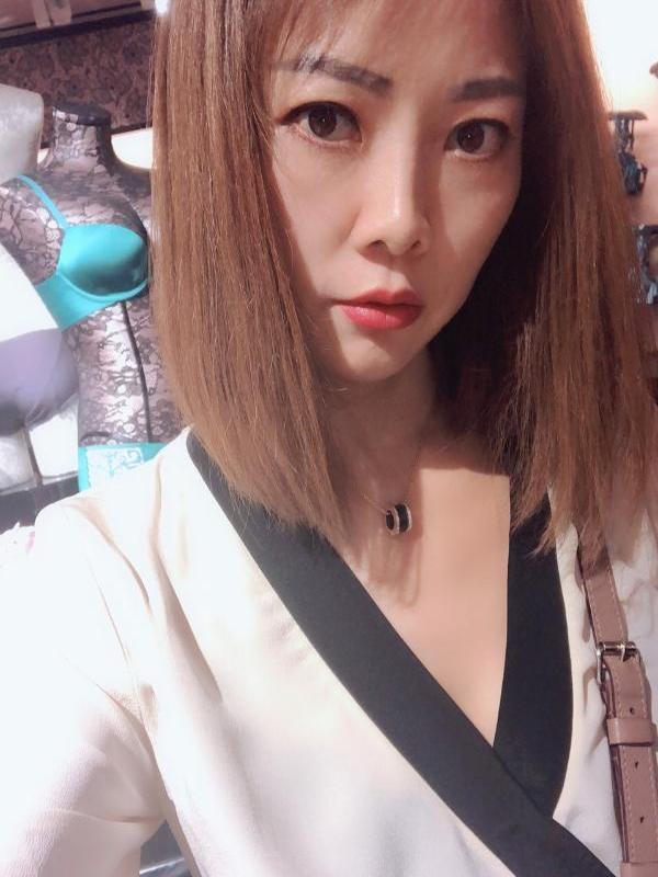 山上的烟花开了的照片