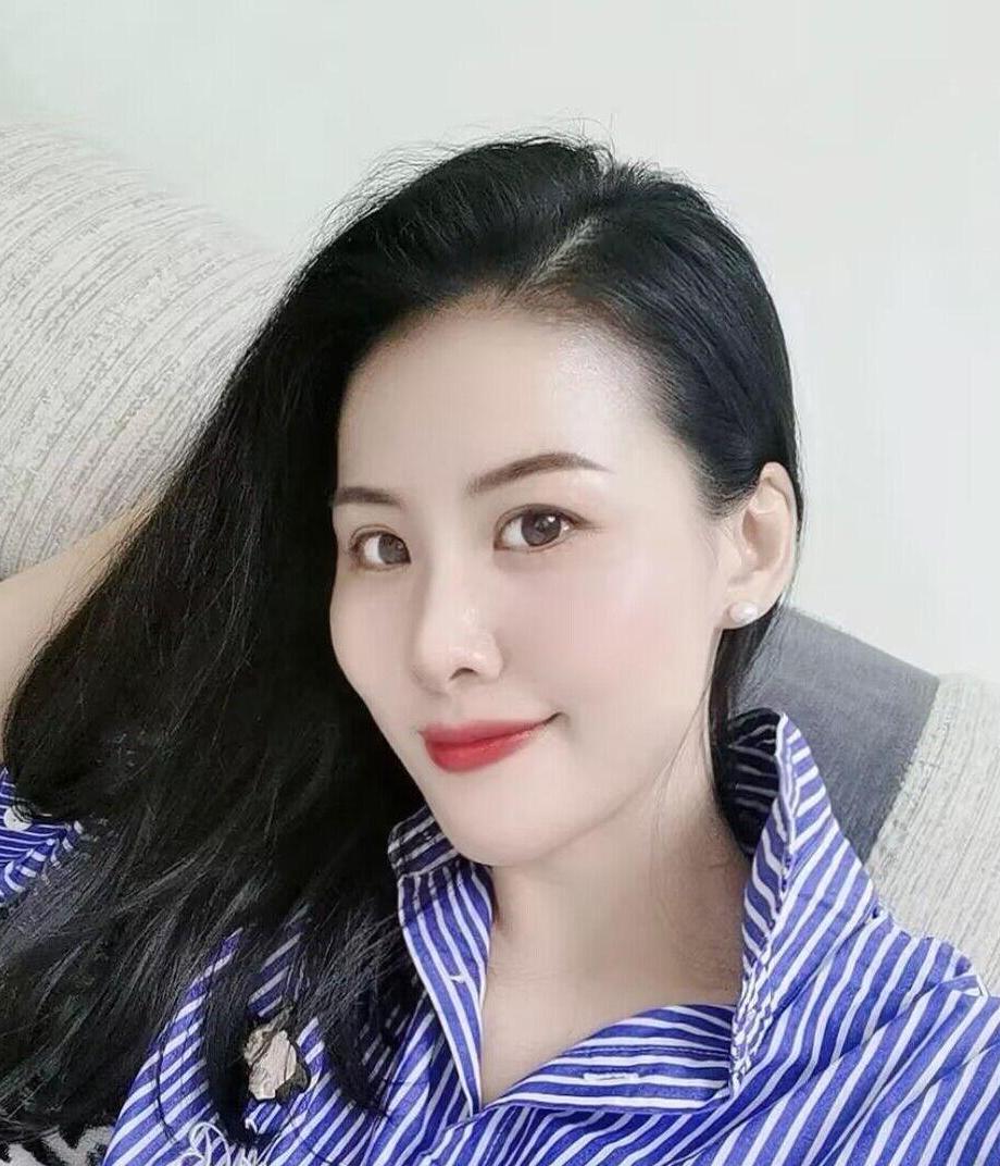 爱吃草莓佳佳的照片