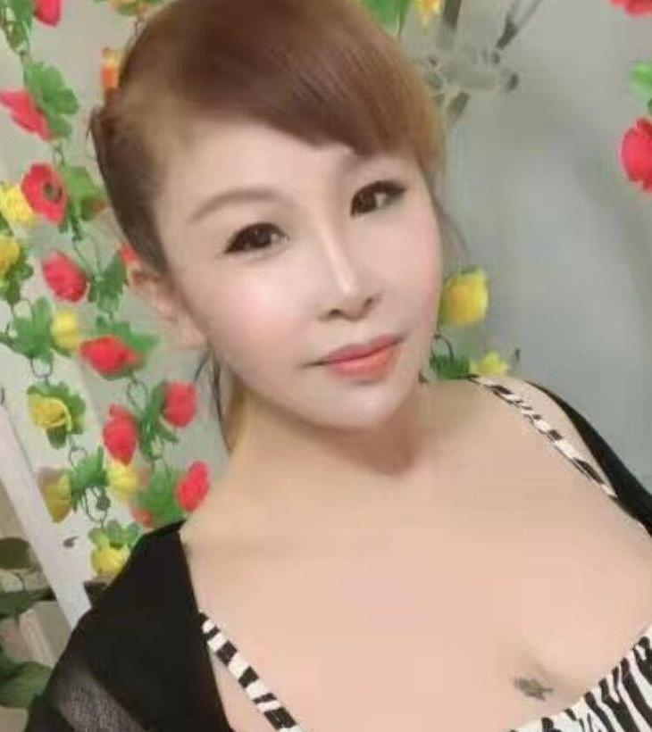 扮靓指甲的照片