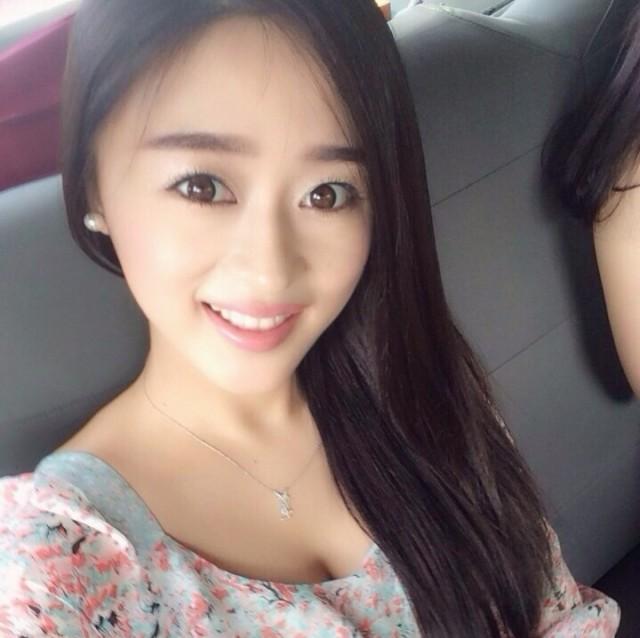 夜晚寂寞的玫瑰的照片