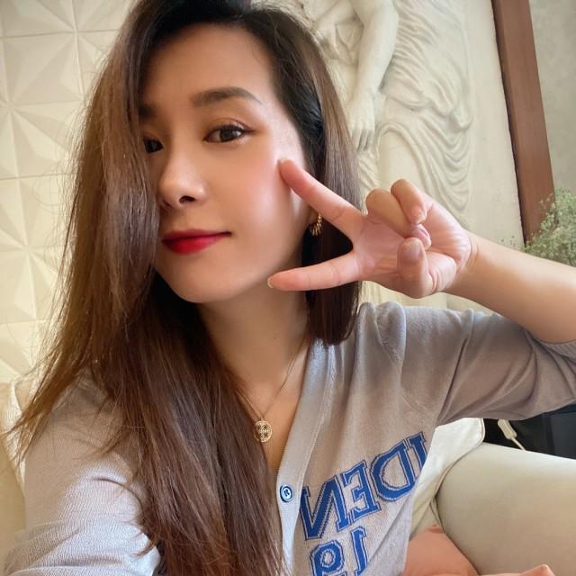 阿玛尼少女的照片