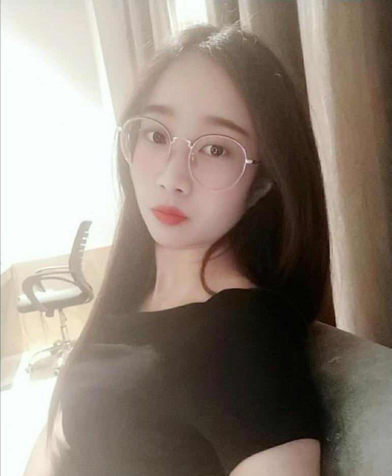 眼睛妹的照片