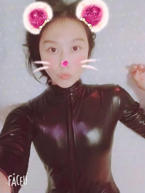 悬念的女人的照片