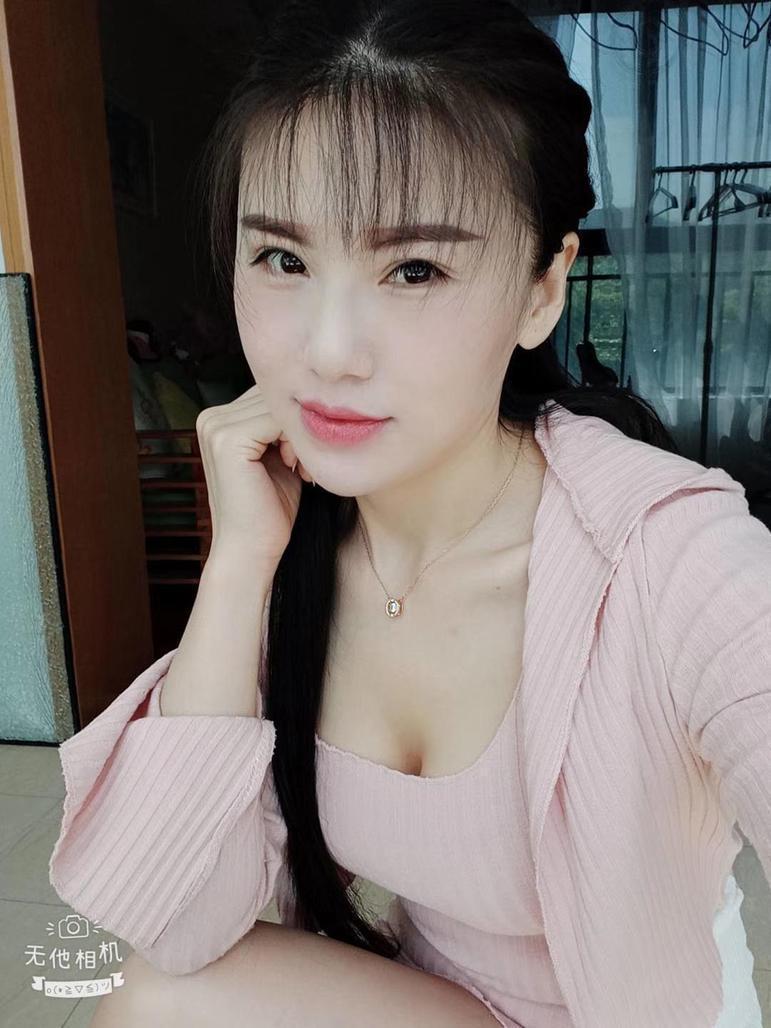 茉莉花浇水的照片