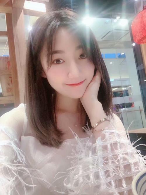 指尖的水滴的照片