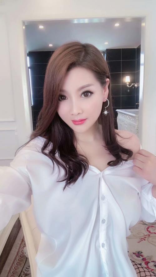 孤独的女孩的照片