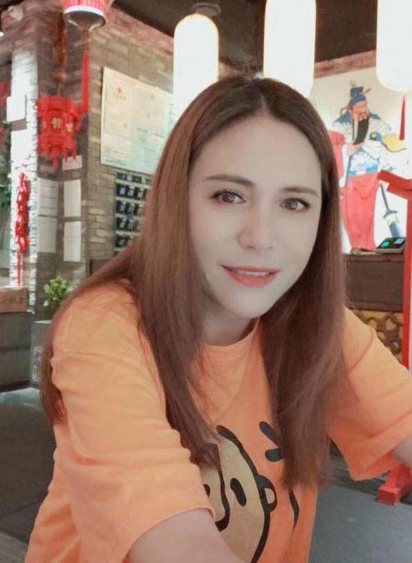 围巾小猫的照片