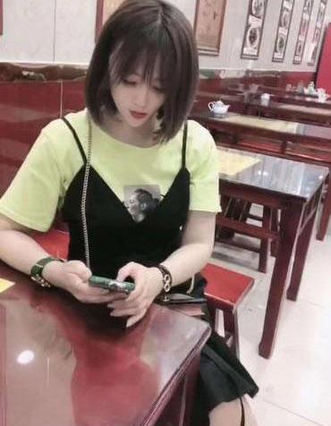 跳舞的白狐的照片