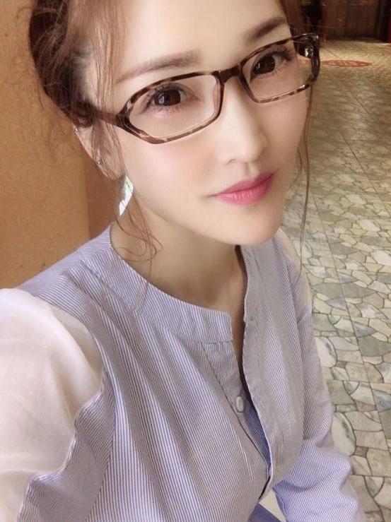 朱唇微启的照片