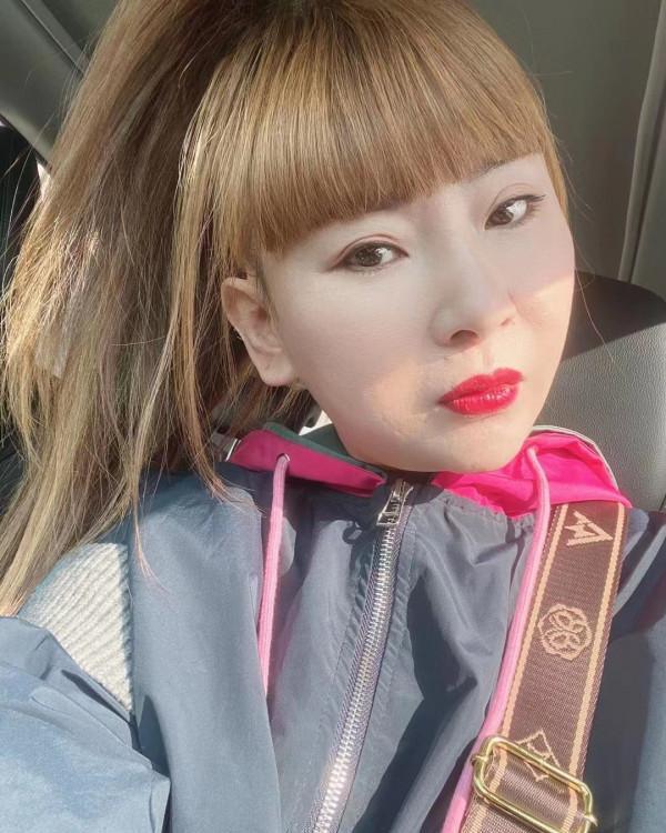 落泪的爱人的照片