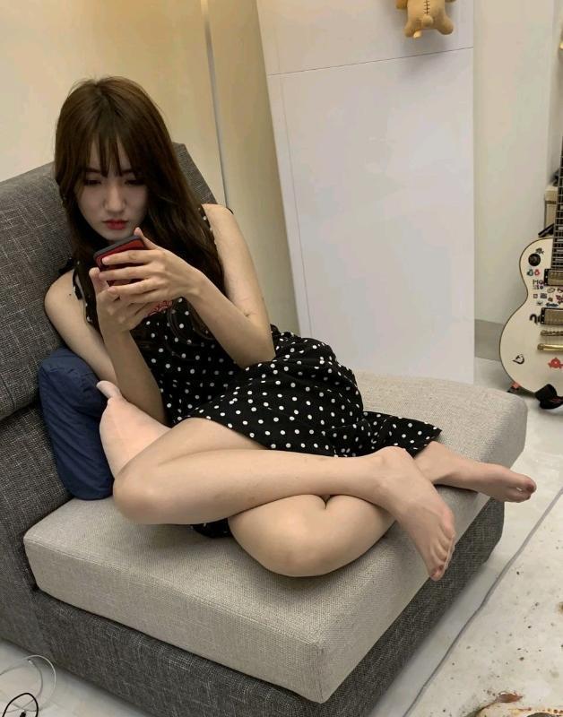 迎着光微笑的照片