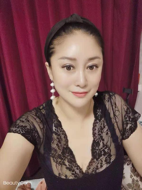 走过四季的女人的照片